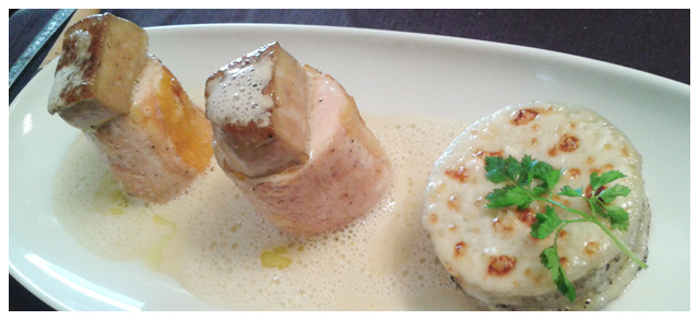 Noisettes de poulet de grain surmonté de foie gras chaud et pommes de terres fondantes à la truffe